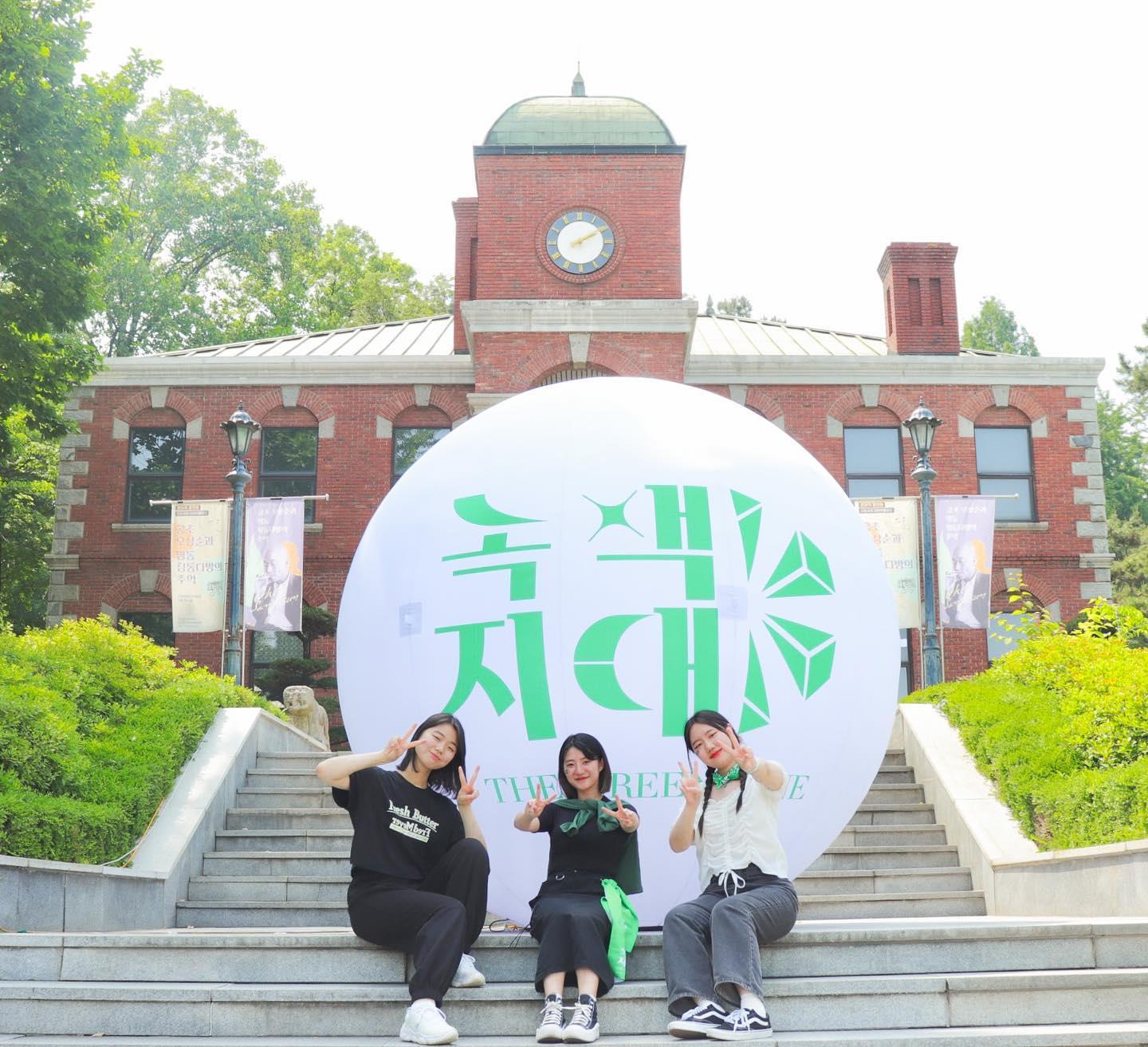 국민이 신뢰하고 구성원이 자긍심을 느끼는 최고의 수의학교육, 연구 및 진료 수행 생명존중의 가치관을 바탕으로 동물, 인간 및 환경의 건강을 수호 하는 선도적 수의사 양성