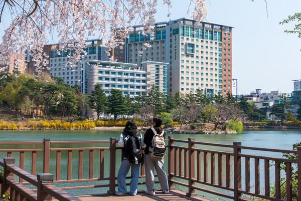 학원방송국 ABS는 Academic Broadcasting System이라는 콜사인에 걸맞는 대학방송의 기수로서 다채로운 컨텐츠와 건국인의 목소리를 듣고 해결하기 위해 최선을 다하고 있습니다.