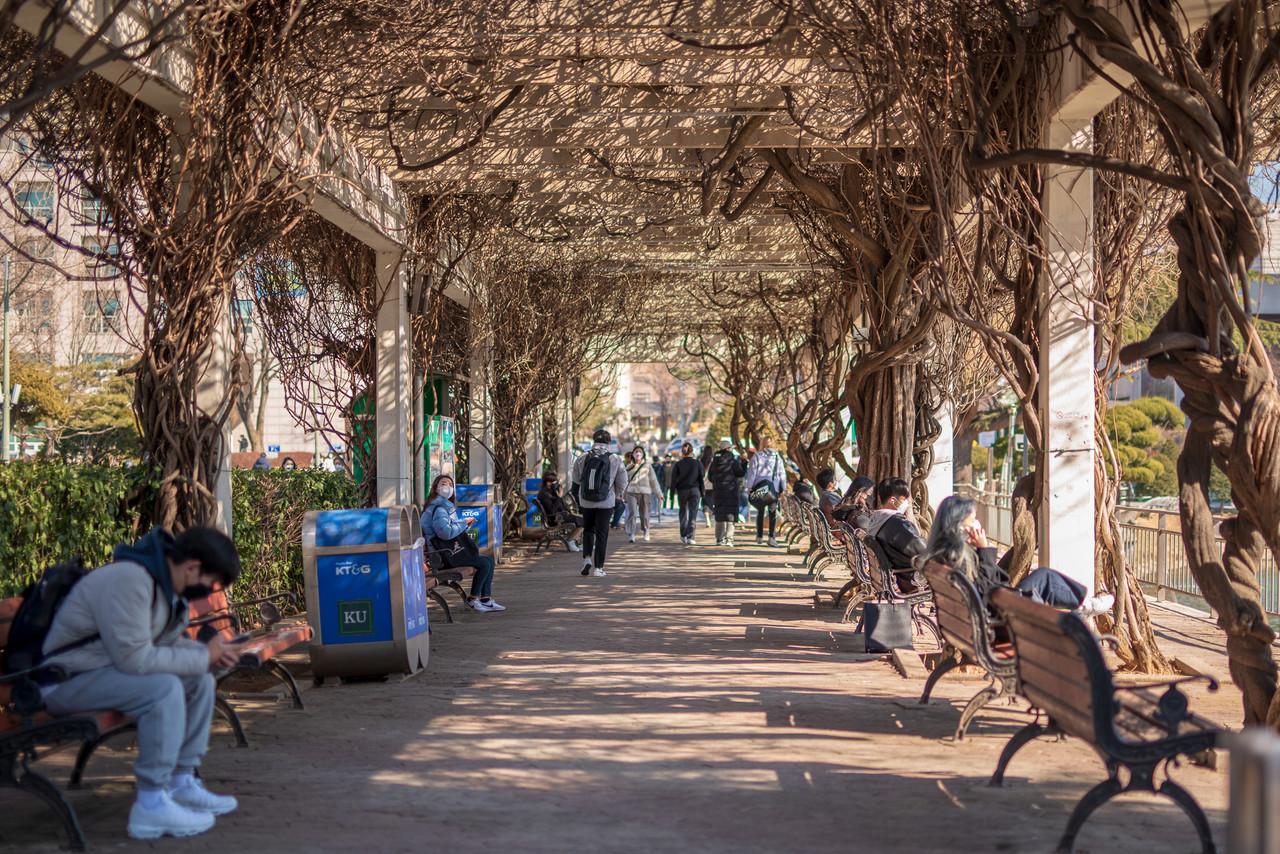 건국불레틴 (Konkuk Bulletin)은 건국대학교 공식 영자지로서 다양한 콘텐츠 취재를 통해 독자들에게 캠퍼스 내외의 현안을 알릴 뿐 아니라 그들의 삶을 풍요롭게 할 기회를 제공하고자 합니다.